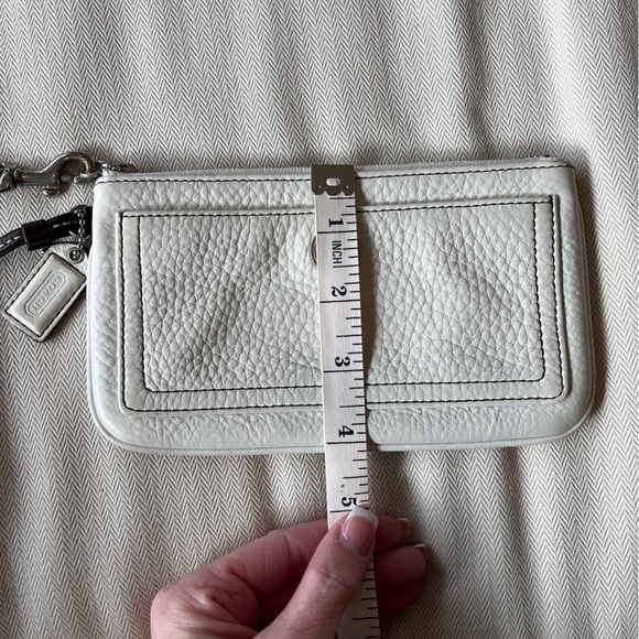 Authentic Coach white leather wristlet - Picture 4 of 6